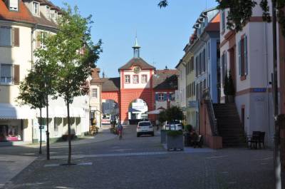 Das Rote Tor von Emmendingen von der Innenstadt aus gesehen